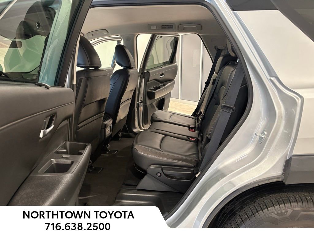 Used 2023 Nissan Pathfinder SL w/ Black Appearance Package image 19
