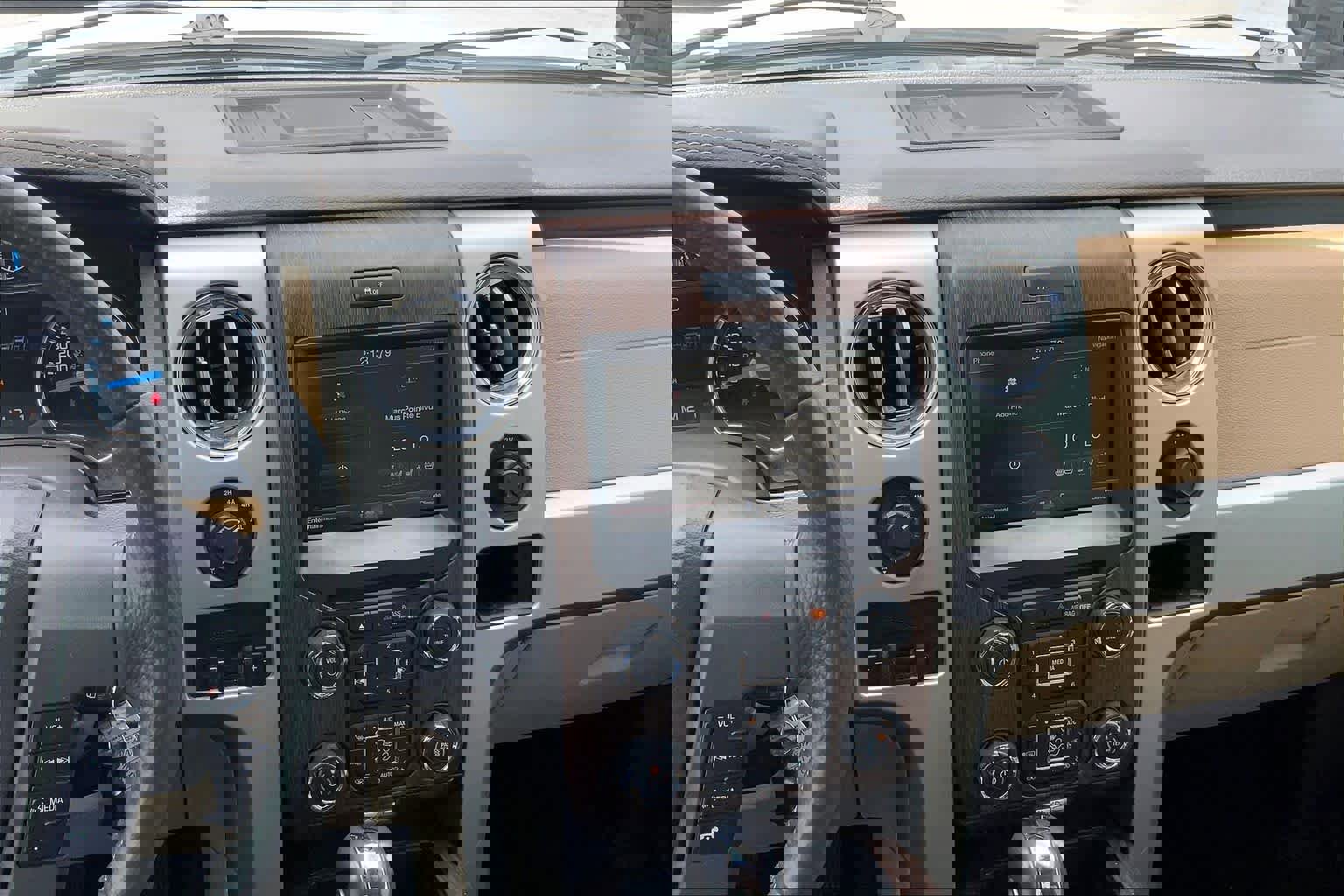 Used 2014 Ford F150 Lariat w/ Equipment Group 502A Luxury AWD/4WD image 6