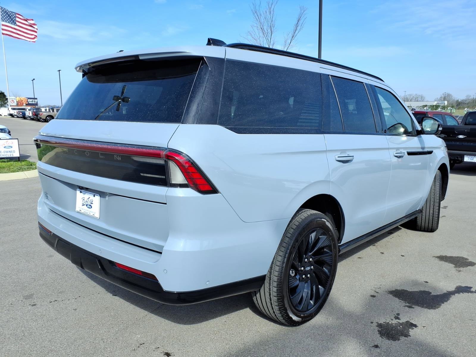 Used 2025 Lincoln Navigator Reserve w/ Jet Appearance Package image 3
