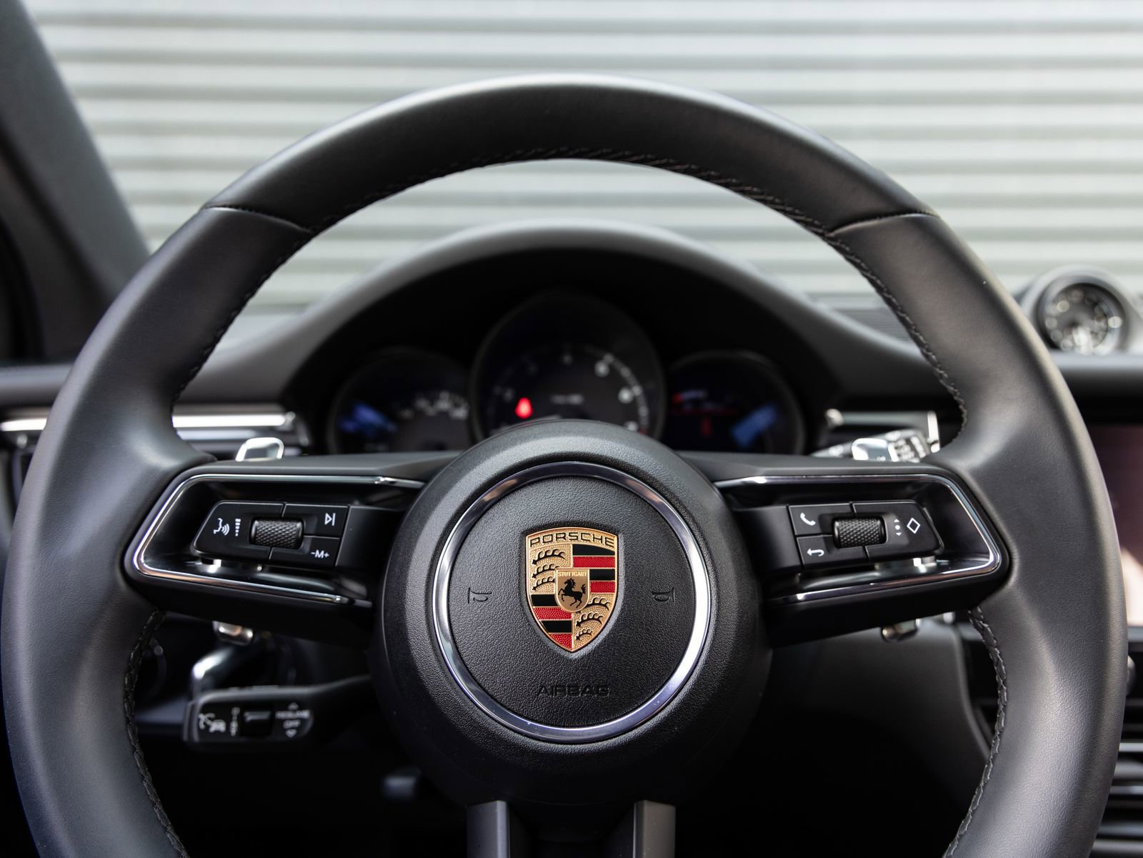 Certified 2025 Porsche Macan image 14