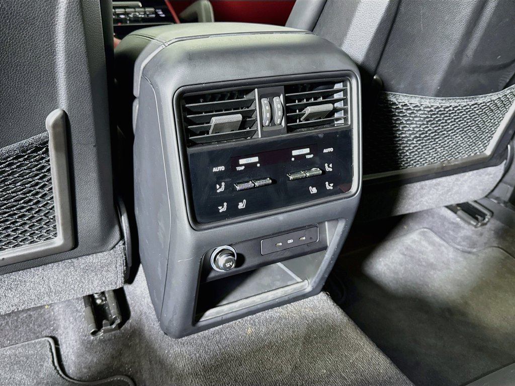 Certified 2024 Porsche Cayenne Coupe AWD/4WD image 20