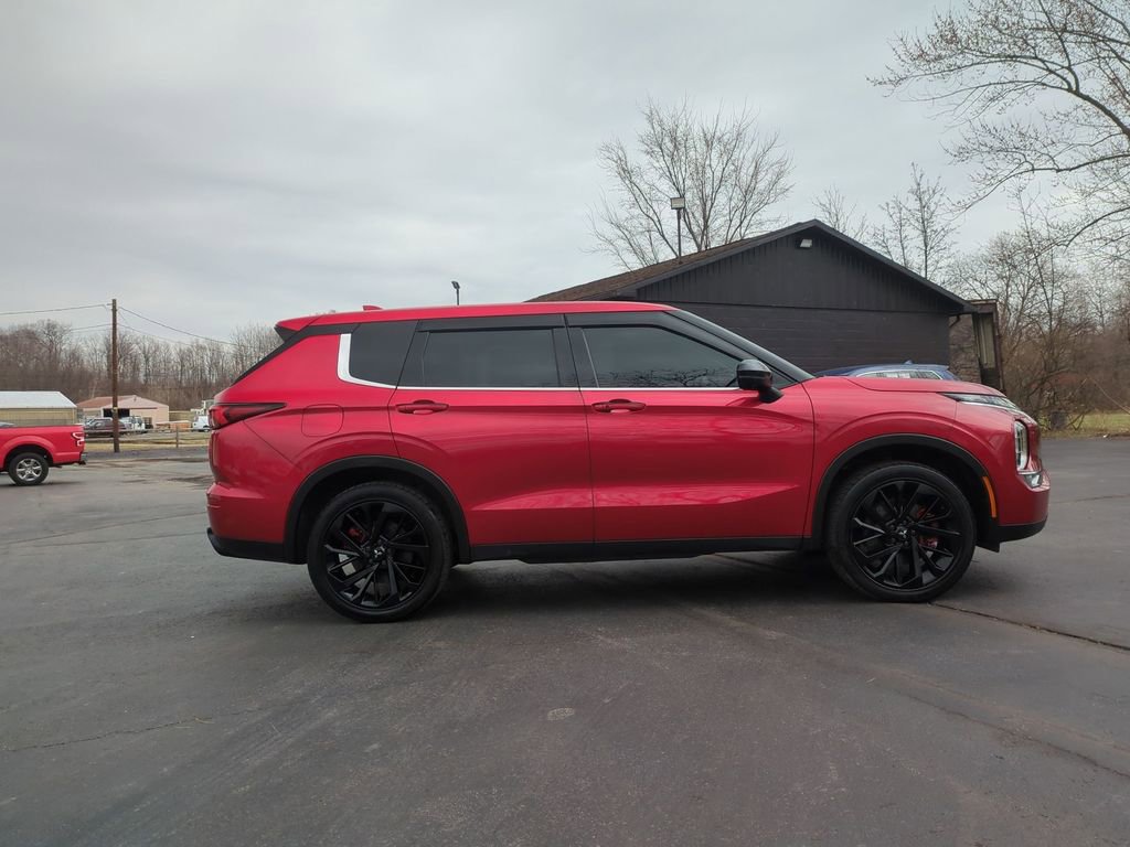 Used 2023 Mitsubishi Outlander SE Black Edition image 4