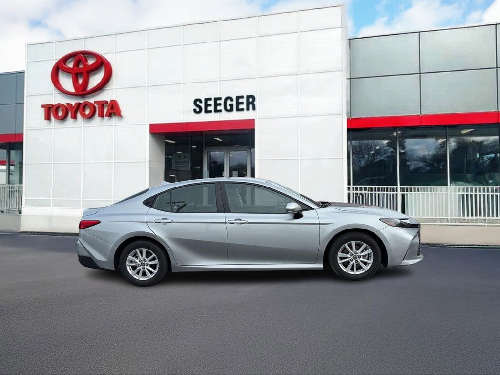 Used 2025 Toyota Camry image 2