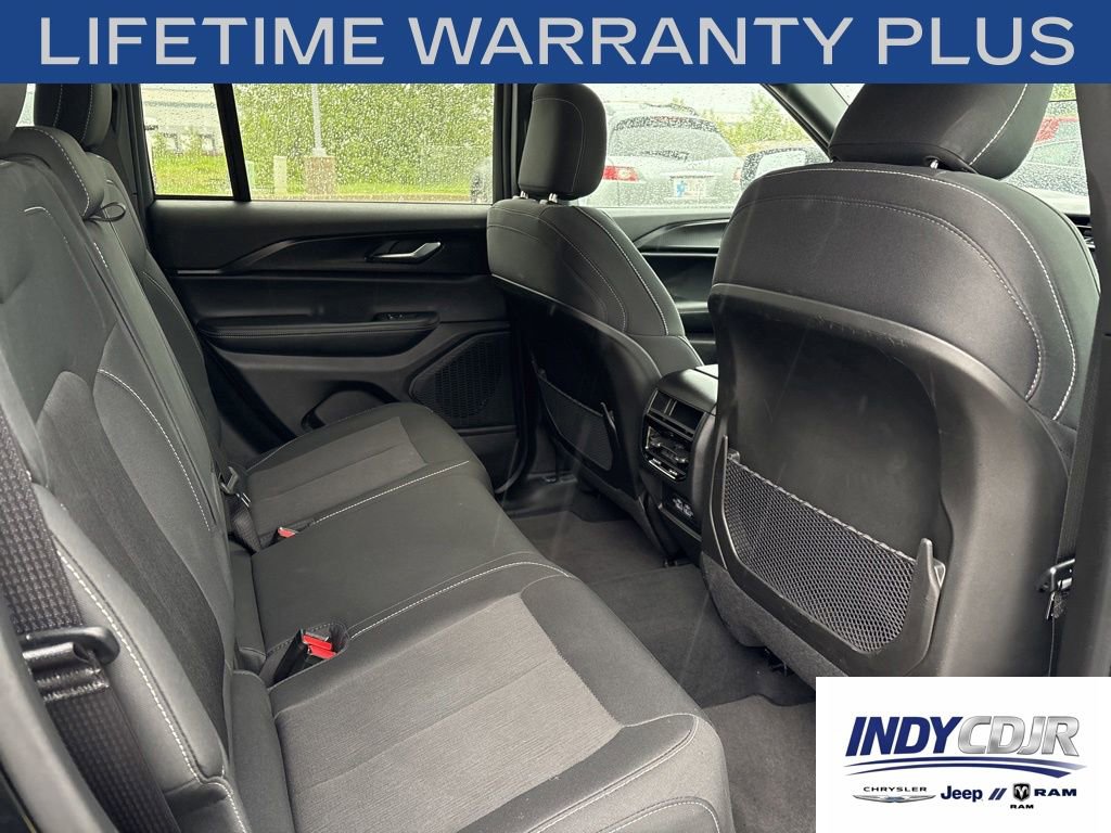 Used 2025 Jeep Grand Cherokee Laredo AWD/4WD image 13