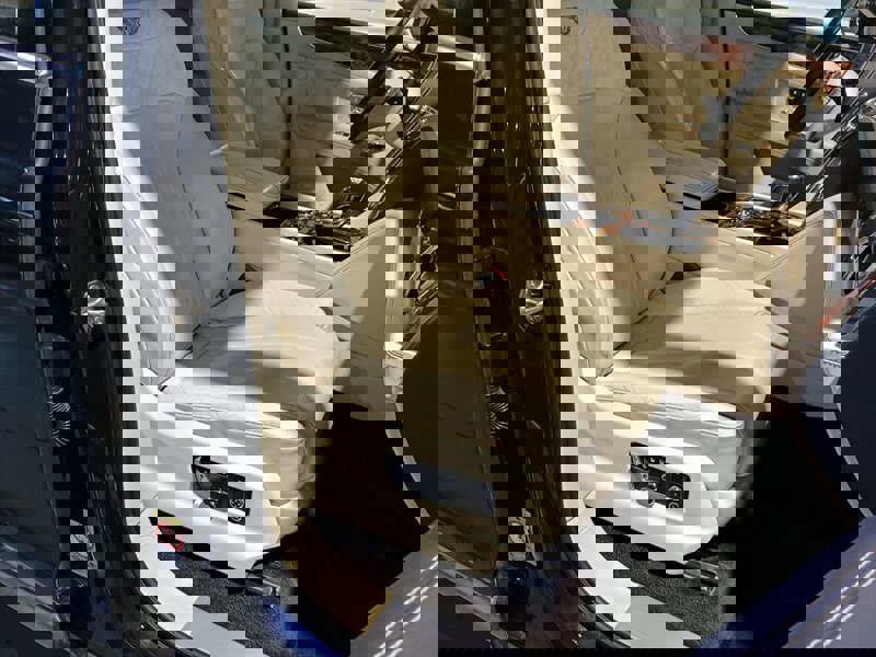 Used 2017 Bentley Bentayga image 35