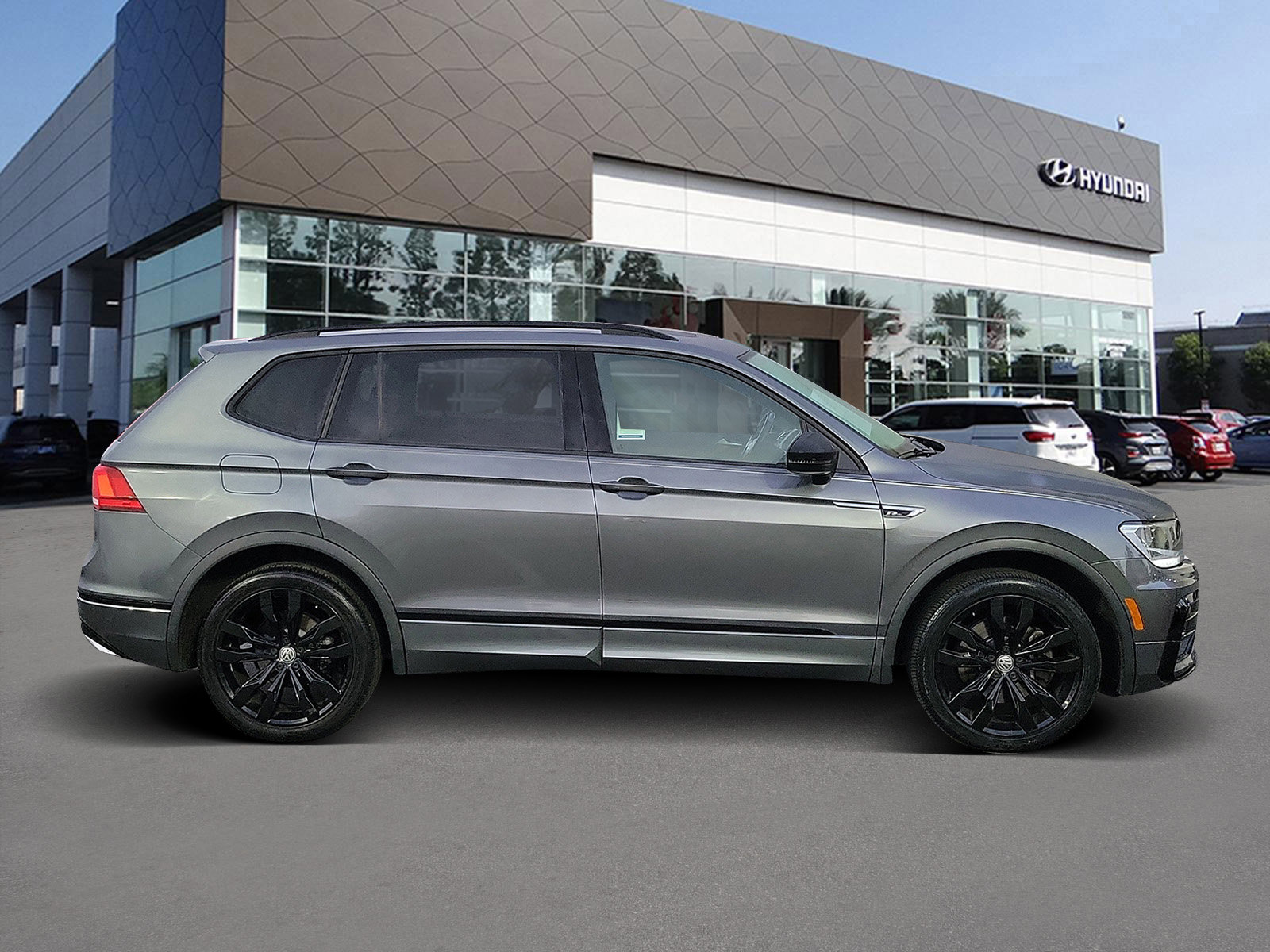 Used 2020 Volkswagen Tiguan SE R-Line image 4