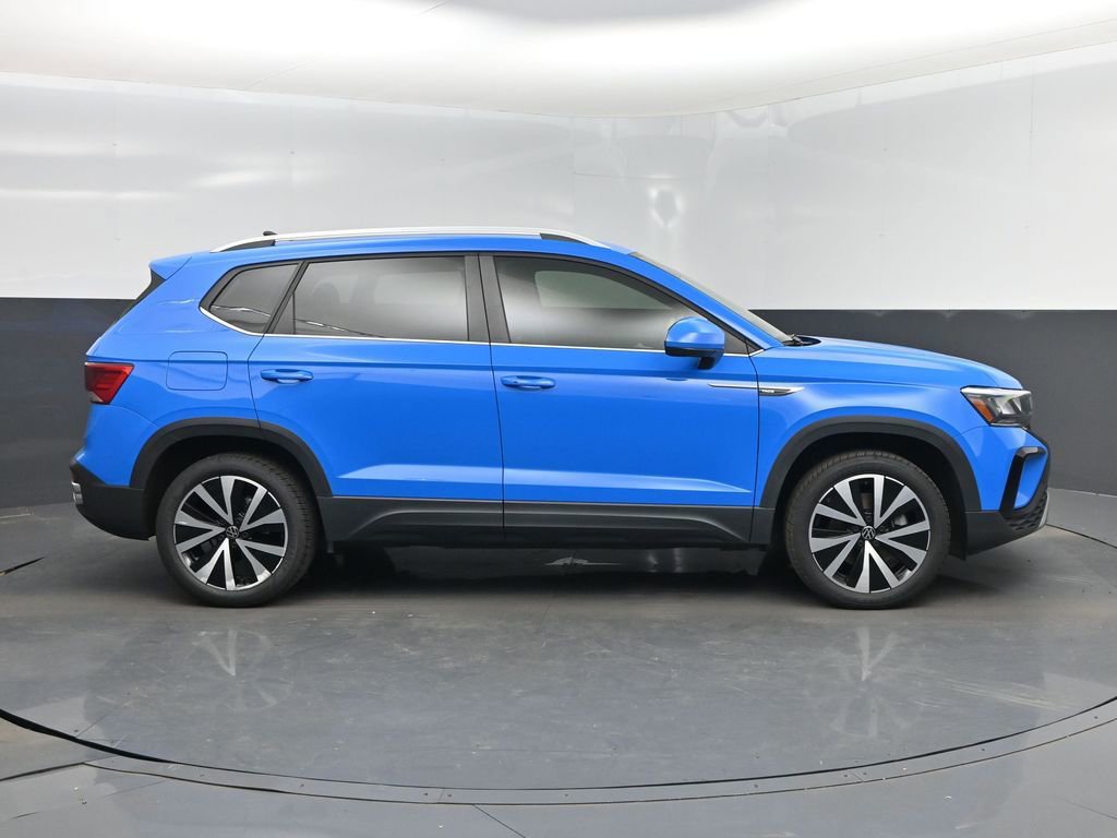 Used 2022 Volkswagen Taos SE FWD image 2