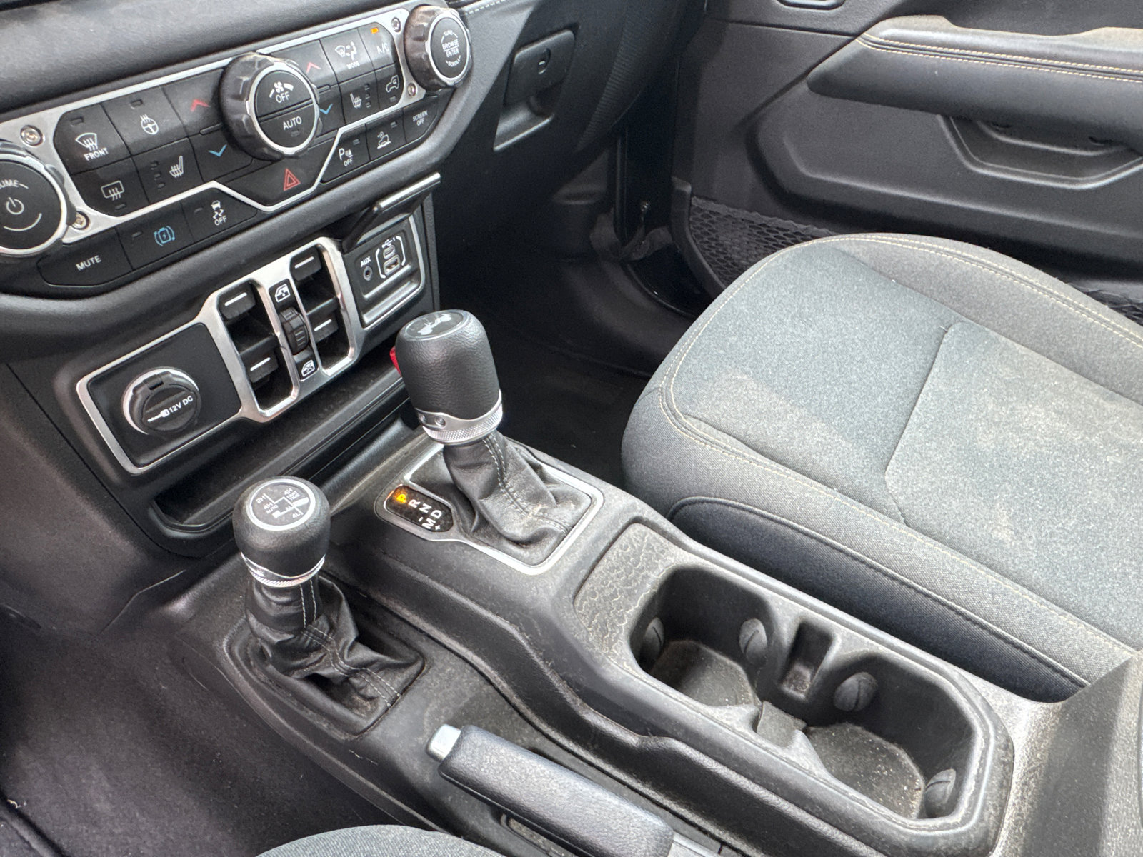 Used 2025 Jeep Wrangler Sahara w/ Safety Group AWD/4WD image 28