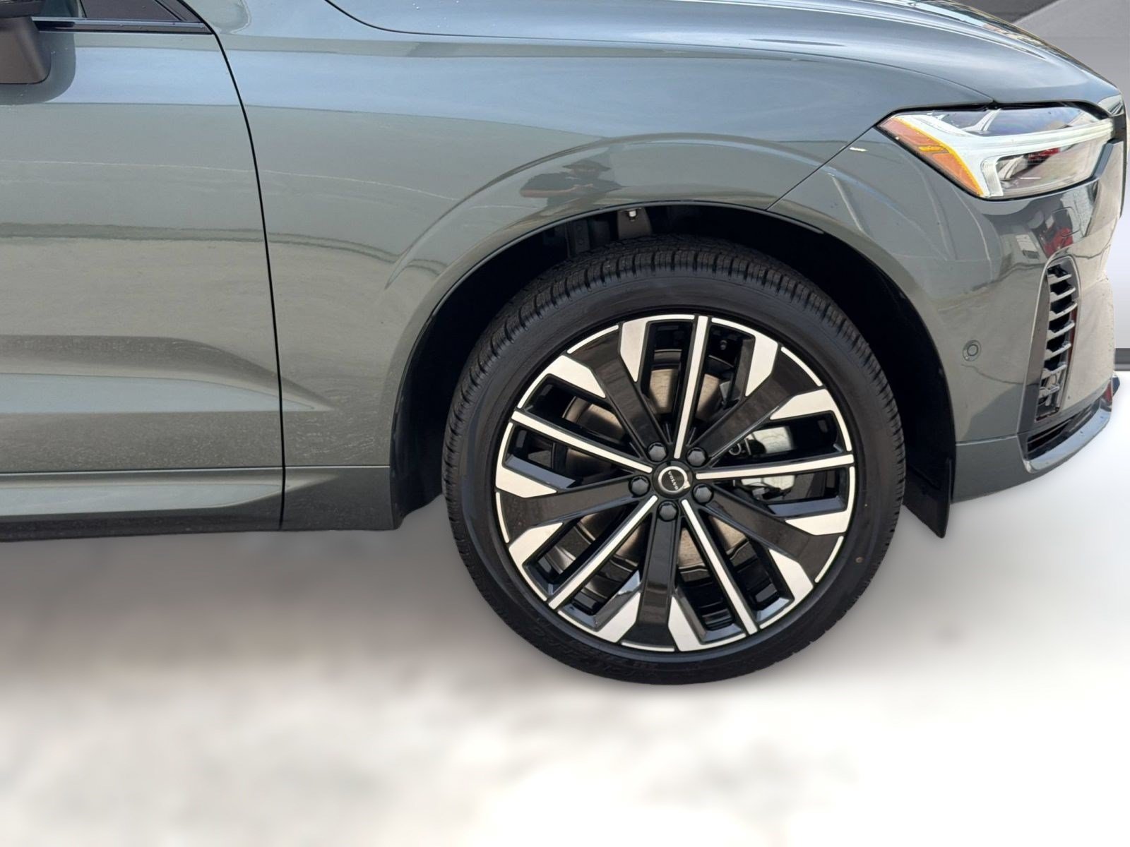 New 2026 Volvo XC60 T8 Ultra w/ Climate Package AWD/4WD image 12