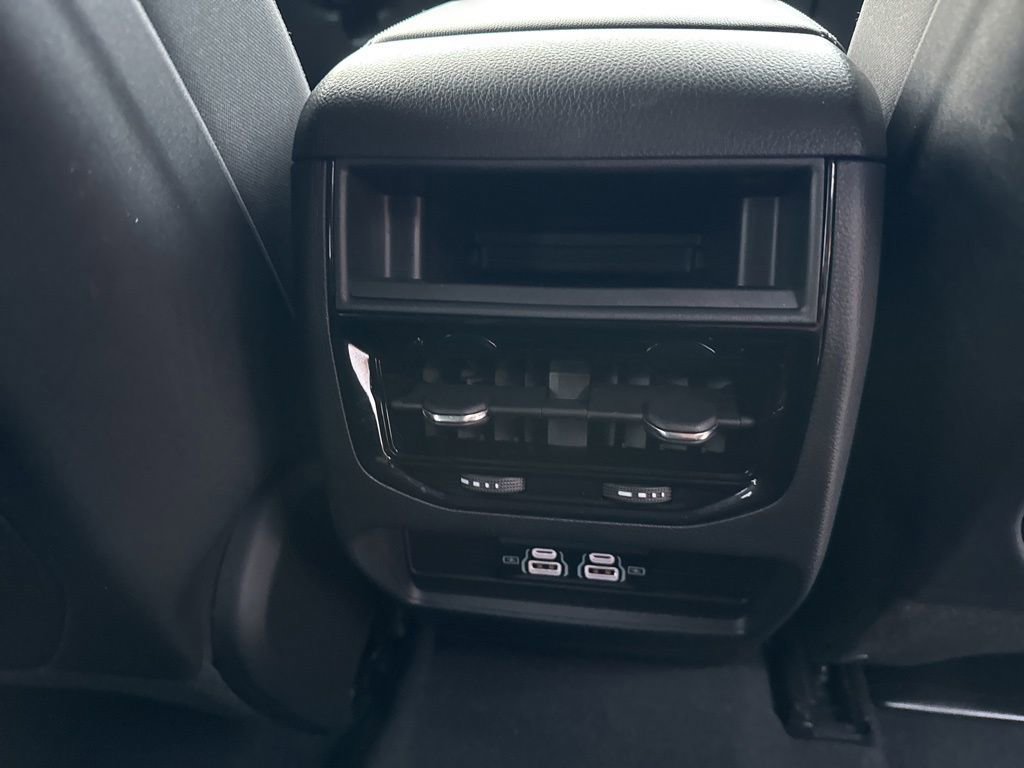 Used 2024 Jeep Grand Cherokee Laredo X image 44