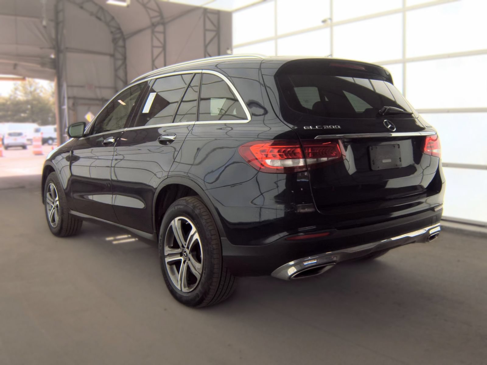 Used 2019 Mercedes-Benz GLC 300 4MATIC w/ Premium Package image 4