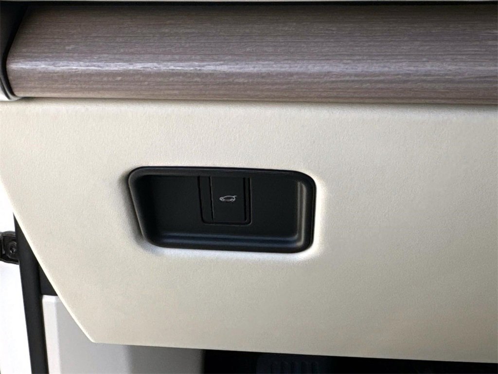 New 2026 Land Rover Range Rover Long Wheelbase SE image 30