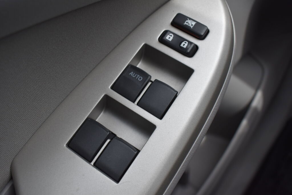 Used 2012 Toyota Corolla LE image 16