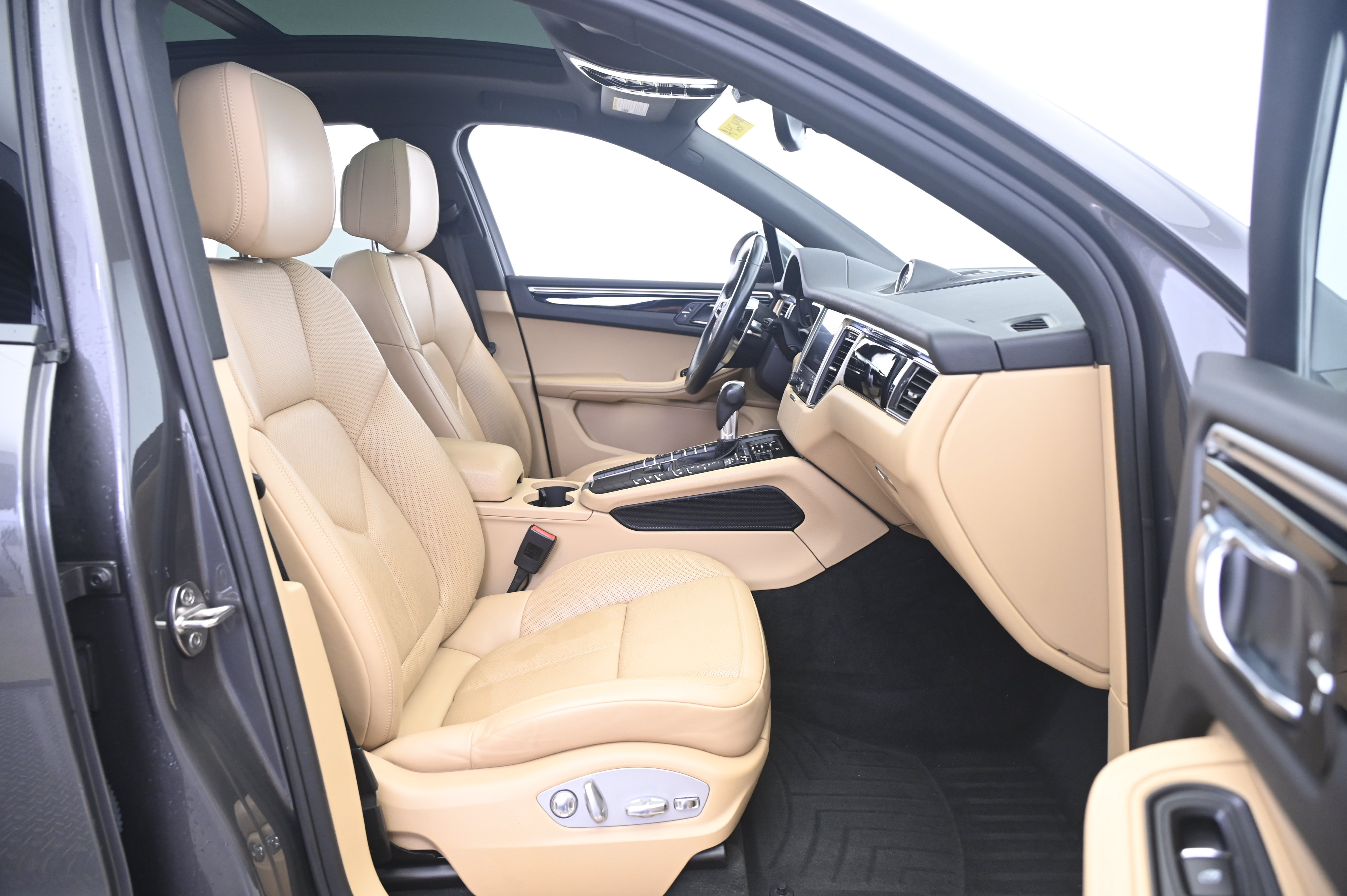 Used 2018 Porsche Macan AWD/4WD image 23
