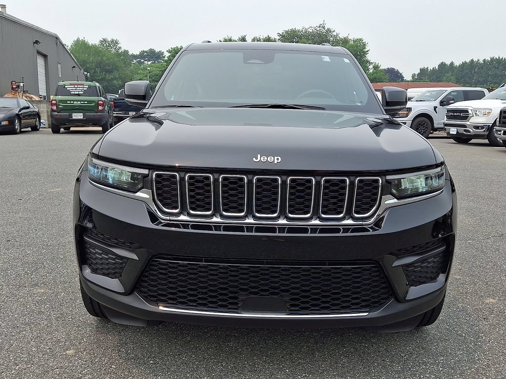 Used 2024 Jeep Grand Cherokee Laredo w/ Luxury Tech Group I AWD/4WD image 2