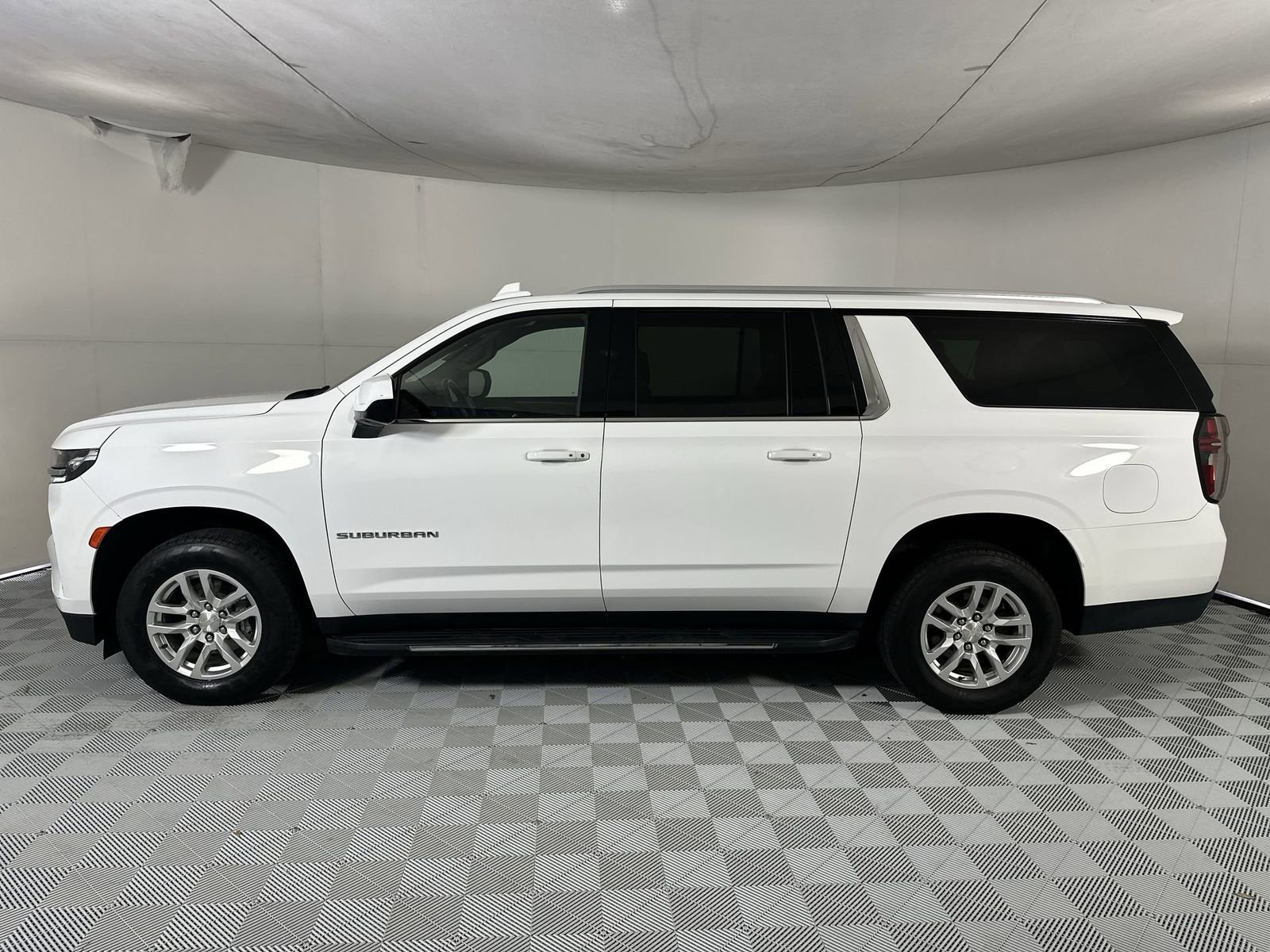 Used 2022 Chevrolet Suburban LT RWD image 5