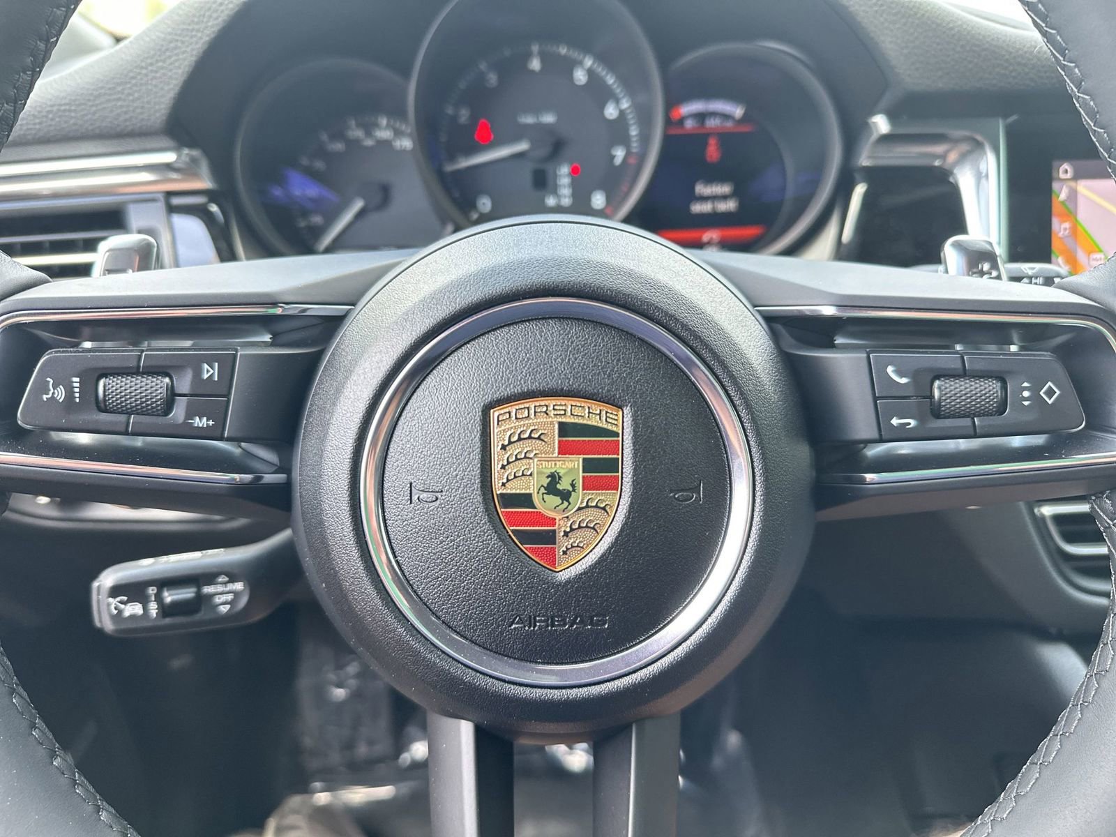 Certified 2025 Porsche Macan AWD/4WD image 25
