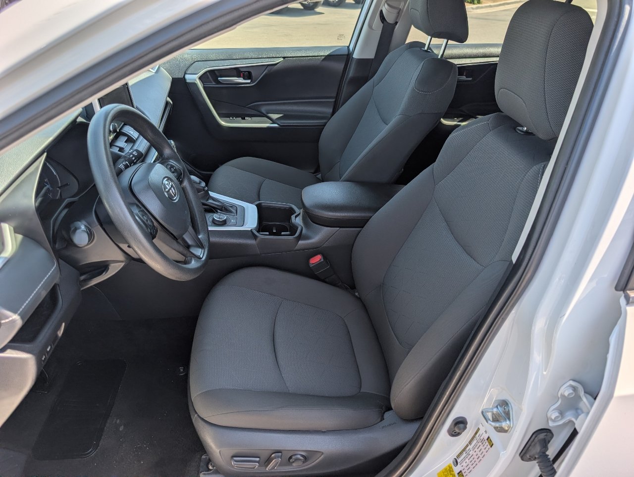 Used 2025 Toyota RAV4 XLE AWD/4WD image 2
