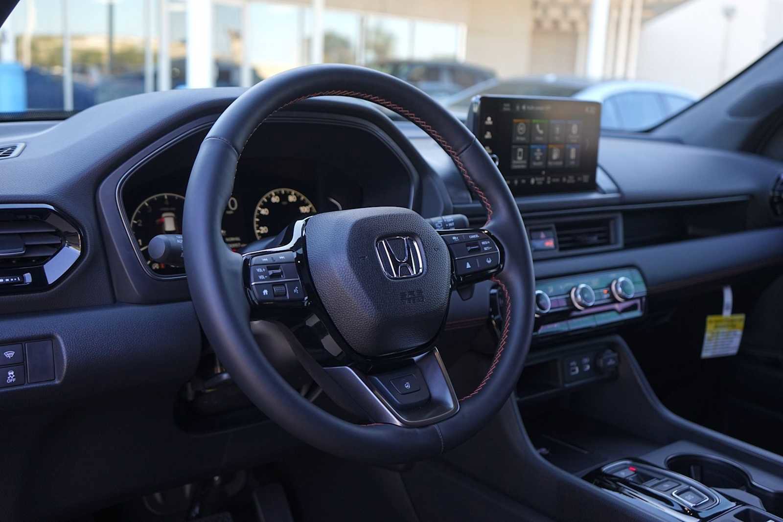 Used 2025 Honda Pilot TrailSport image 2