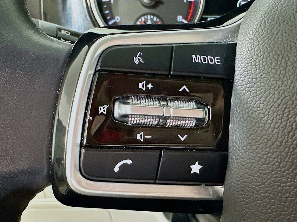 Used 2024 Kia Carnival EX FWD image 23
