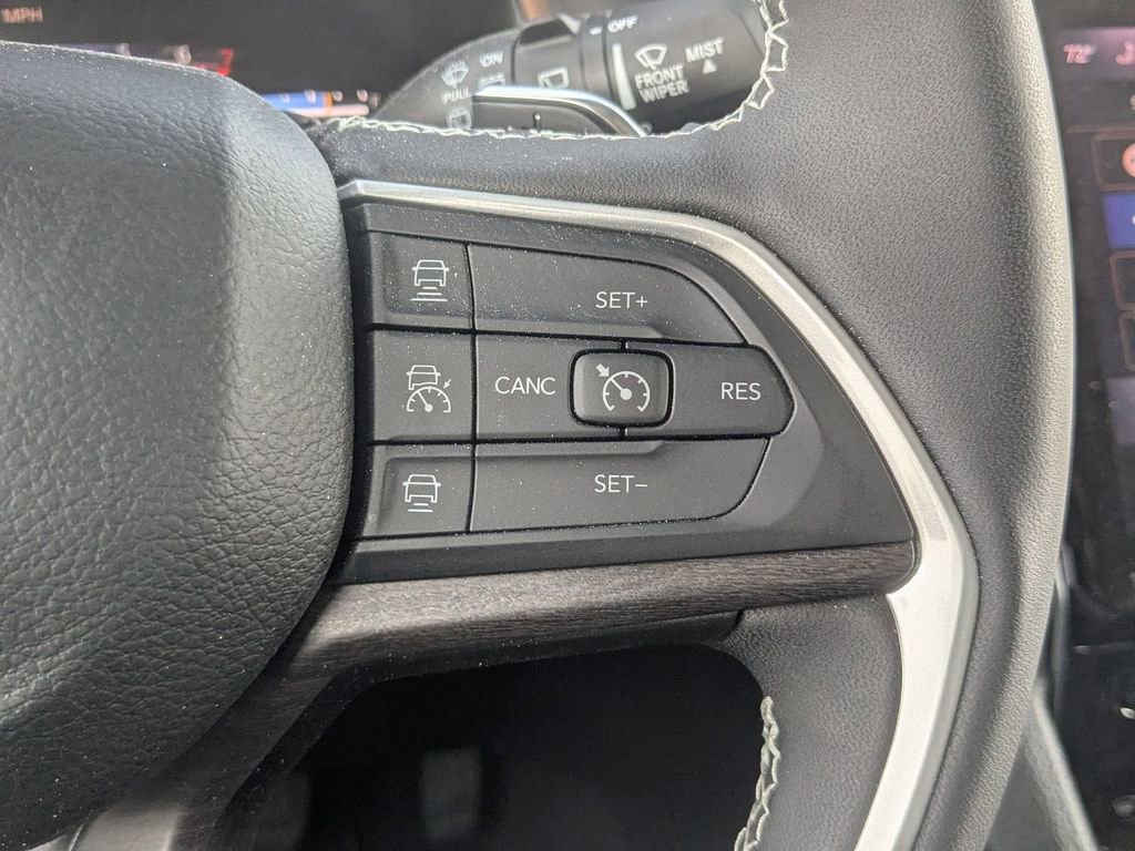 Used 2023 Jeep Grand Cherokee Limited w/ Black Appearance Package AWD/4WD image 19