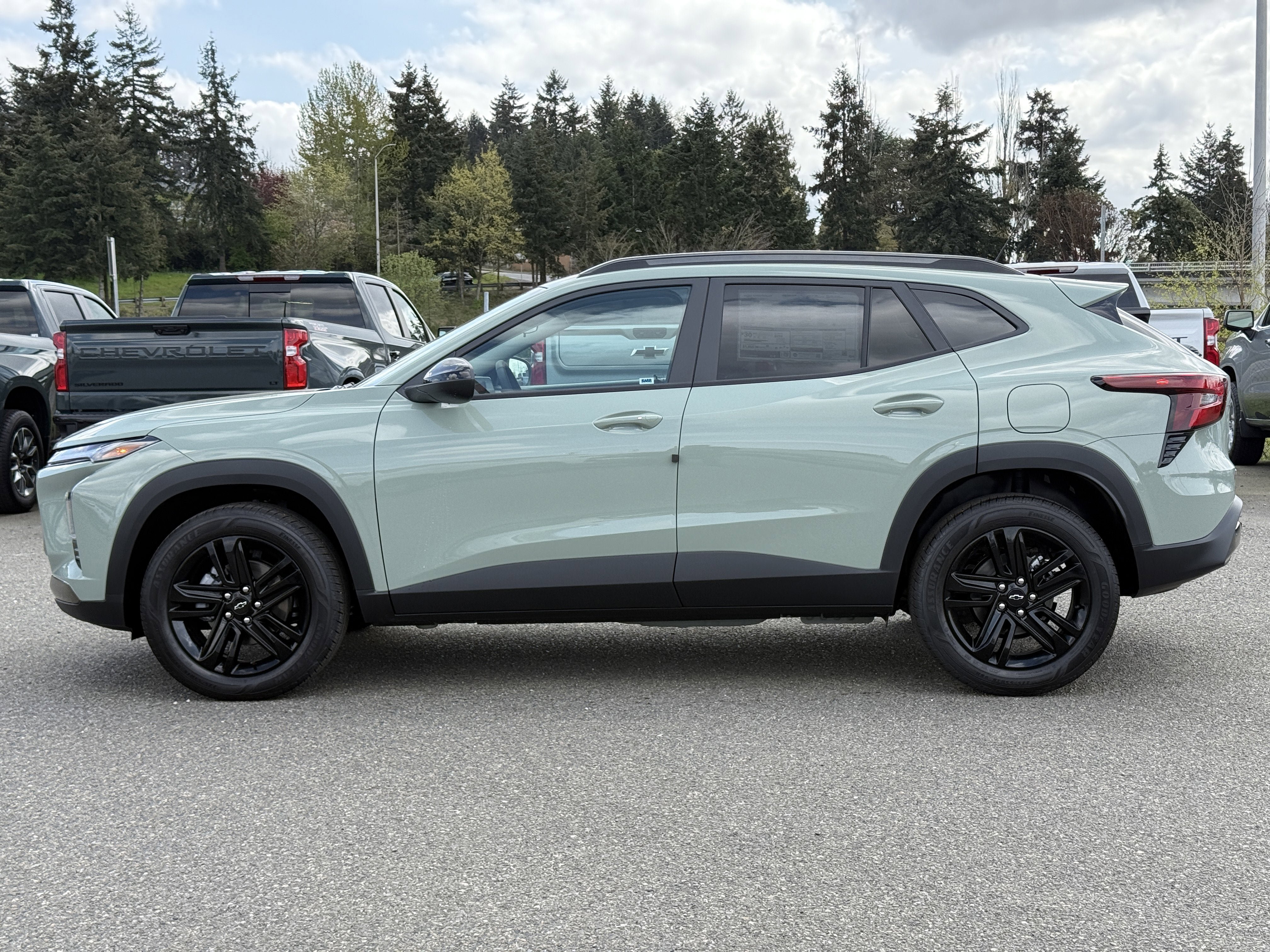 New 2026 Chevrolet Trax ACTIV w/ Sunroof Package FWD image 2