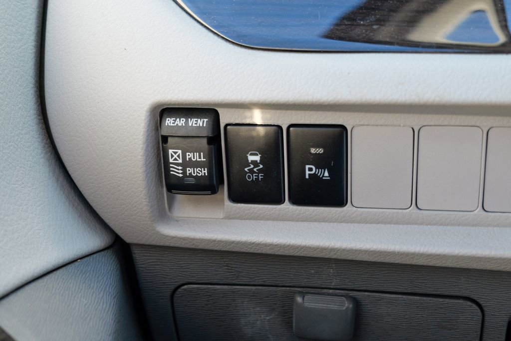 Used 2018 Toyota Sienna XLE w/ XLE Navigation Package FWD image 53