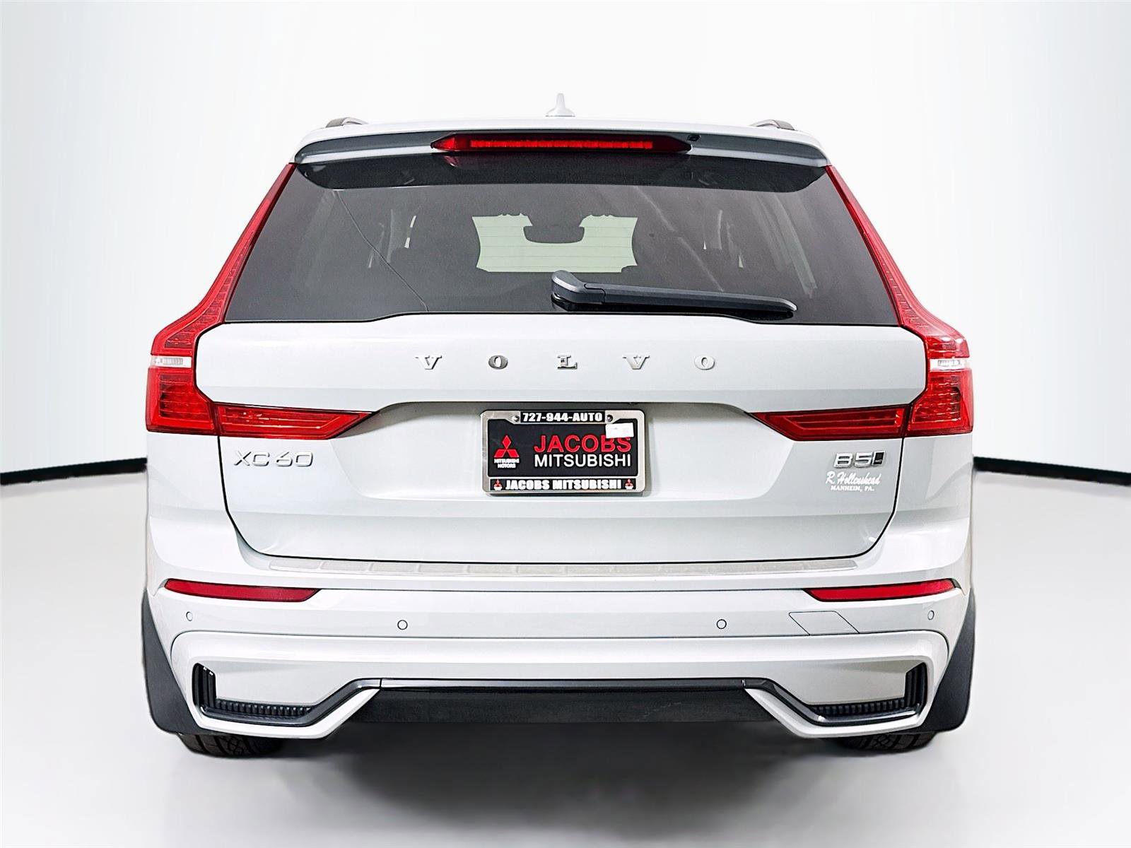 Used 2024 Volvo XC60 B5 Plus w/ Protection Package Premier AWD/4WD image 3