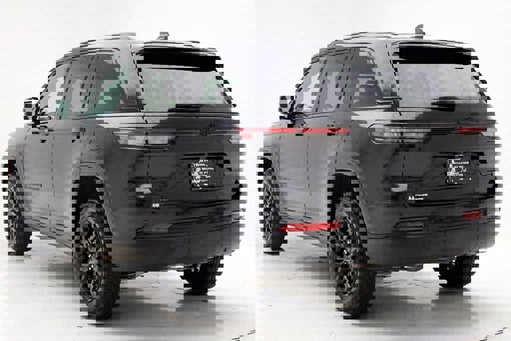 Used 2025 Jeep Grand Cherokee Altitude AWD/4WD image 6