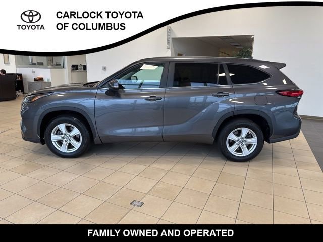 Used 2023 Toyota Highlander LE image 2