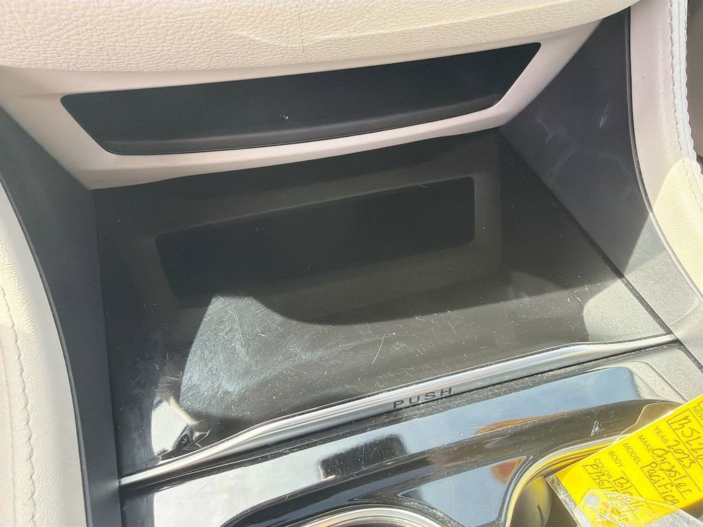 Used 2023 Chrysler Pacifica Limited image 31