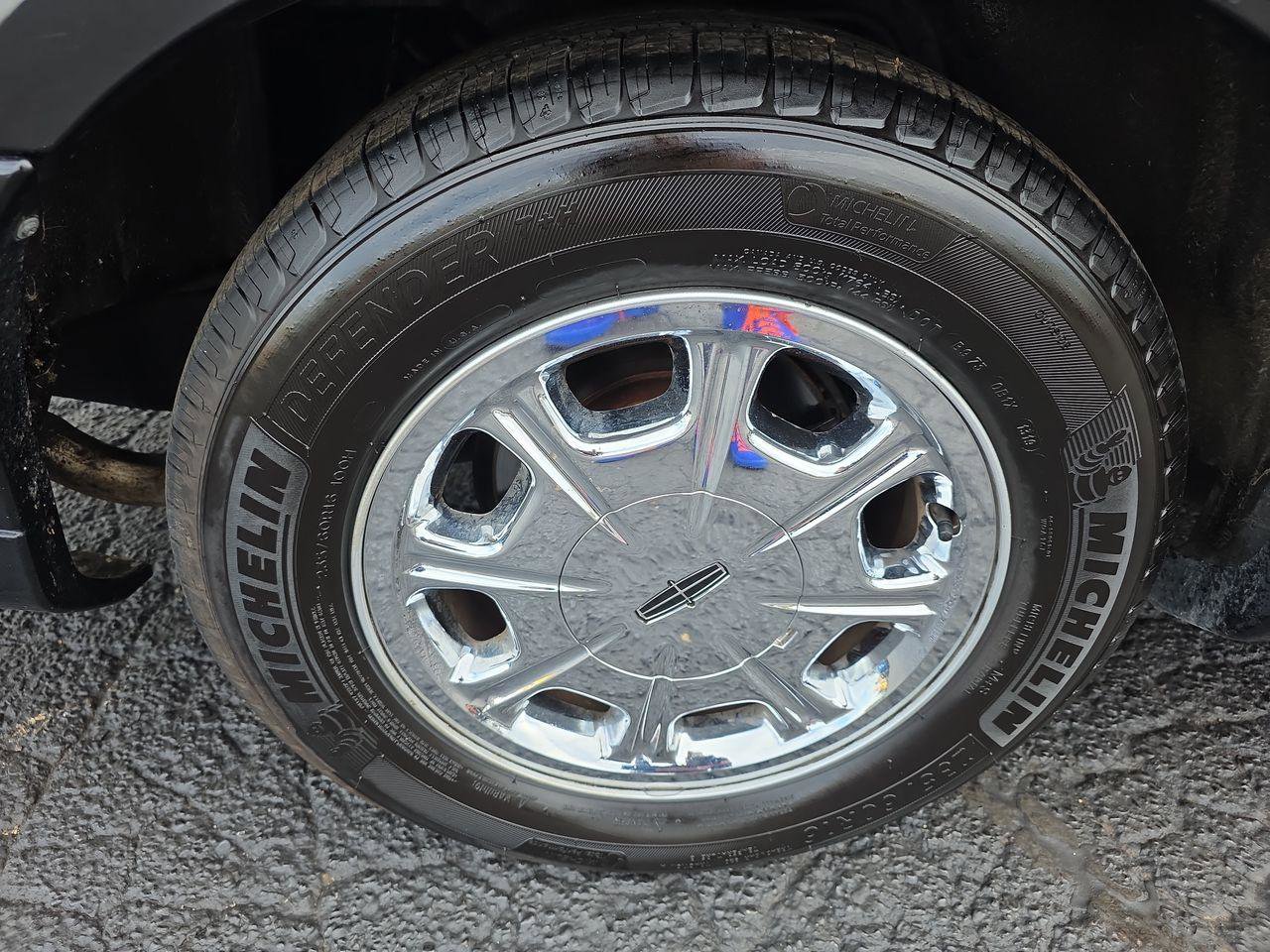 Used 1999 Lincoln Town Car Signature RWD image 17