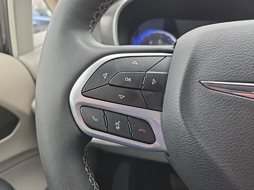 Used 2024 Chrysler Pacifica Touring-L image 39