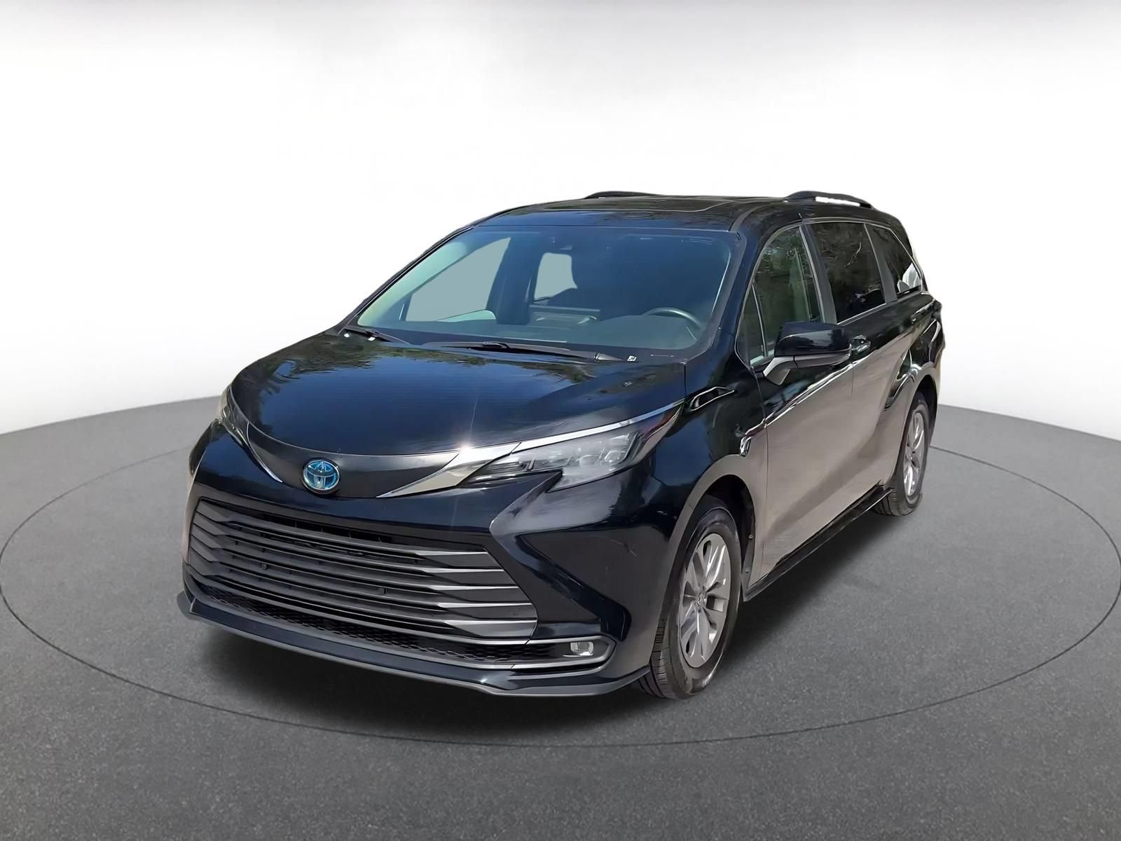 Used 2025 Toyota Sienna XLE FWD image 6