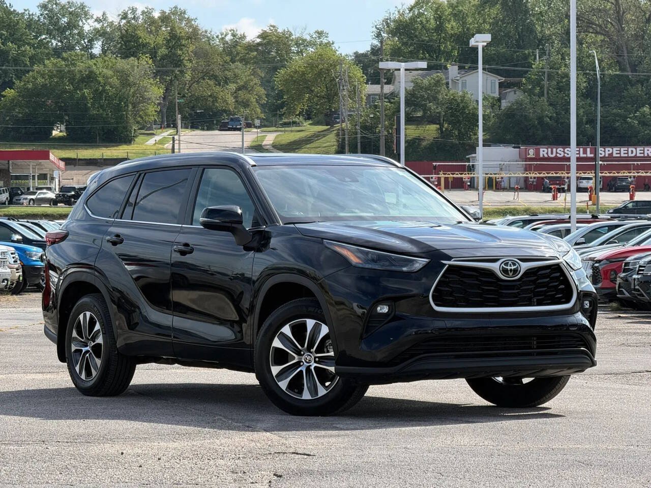 Used 2024 Toyota Highlander XLE AWD/4WD image 1