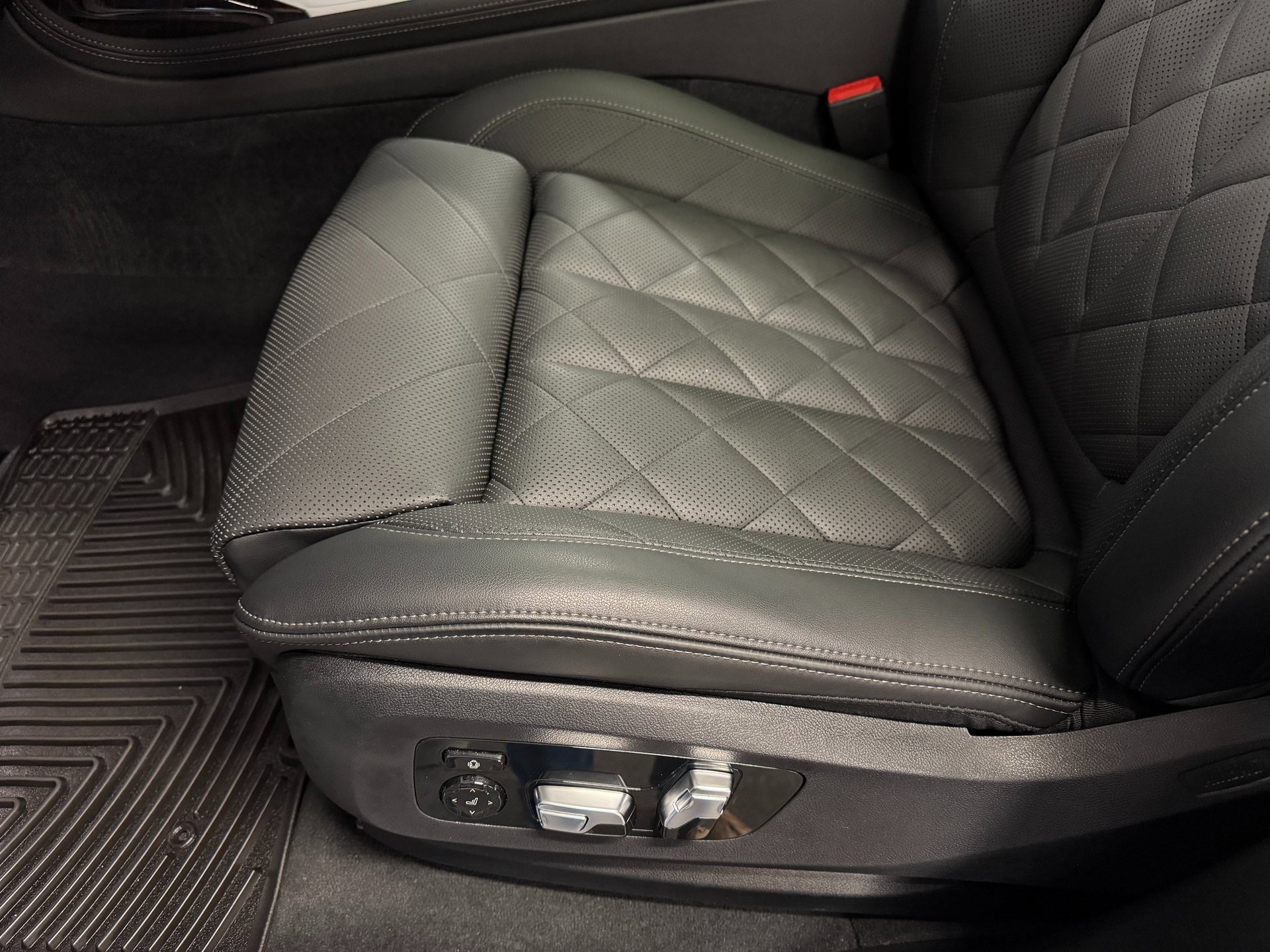 Used 2025 BMW X7 xDrive40i w/ Premium Package image 14