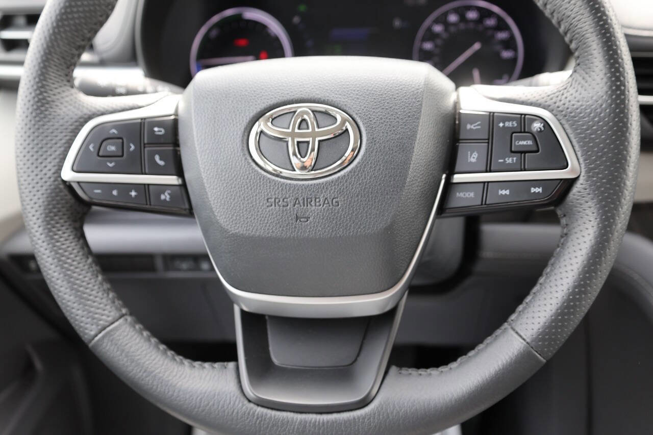Used 2024 Toyota Sienna Limited AWD/4WD image 19