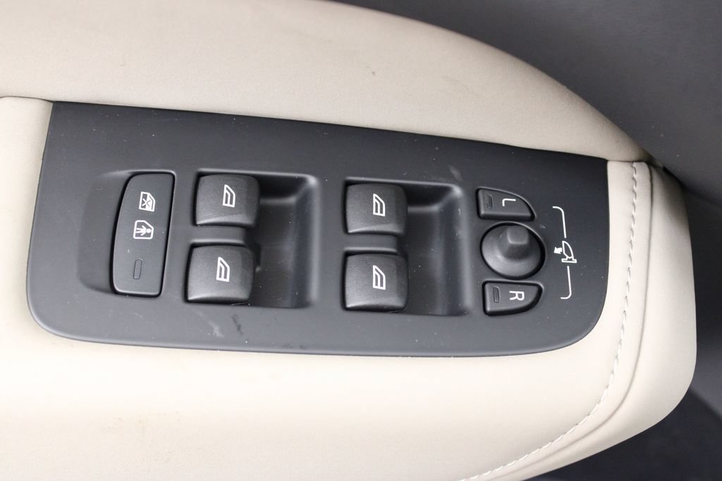 New 2026 Volvo XC60 B5 Plus w/ Protection Package Premier AWD/4WD image 18