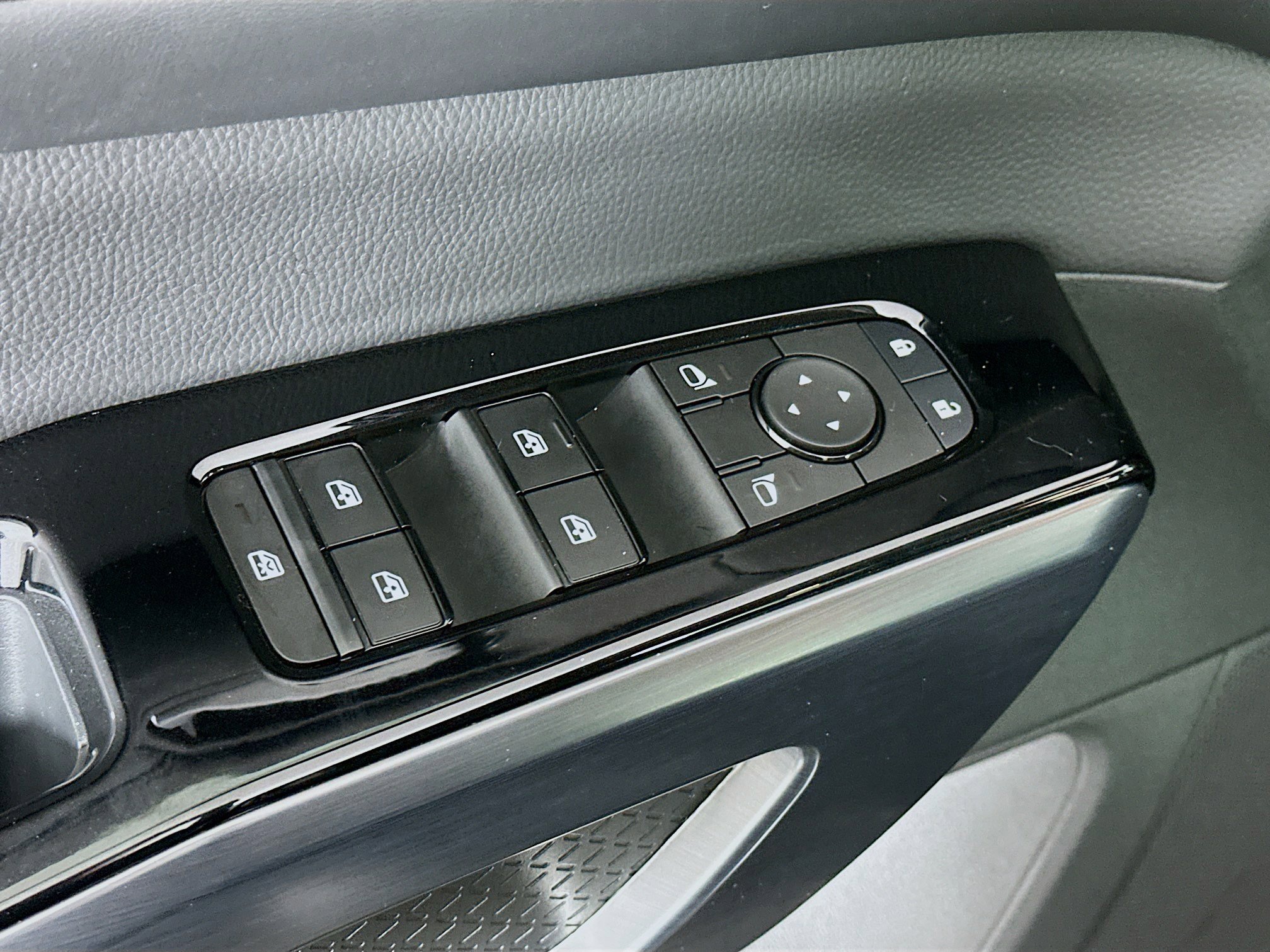 Used 2025 Nissan Pathfinder SL image 15