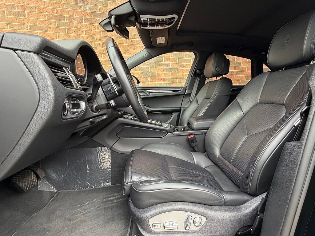 Certified 2025 Porsche Macan image 5