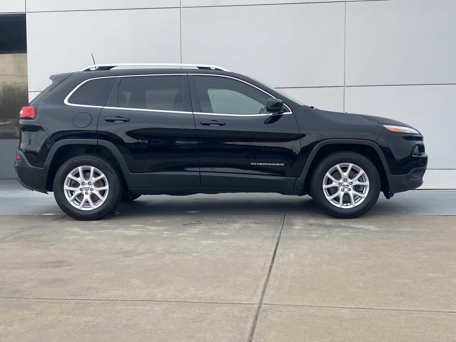 Used 2017 Jeep Cherokee Latitude w/ Safety/Convenience Group image 3