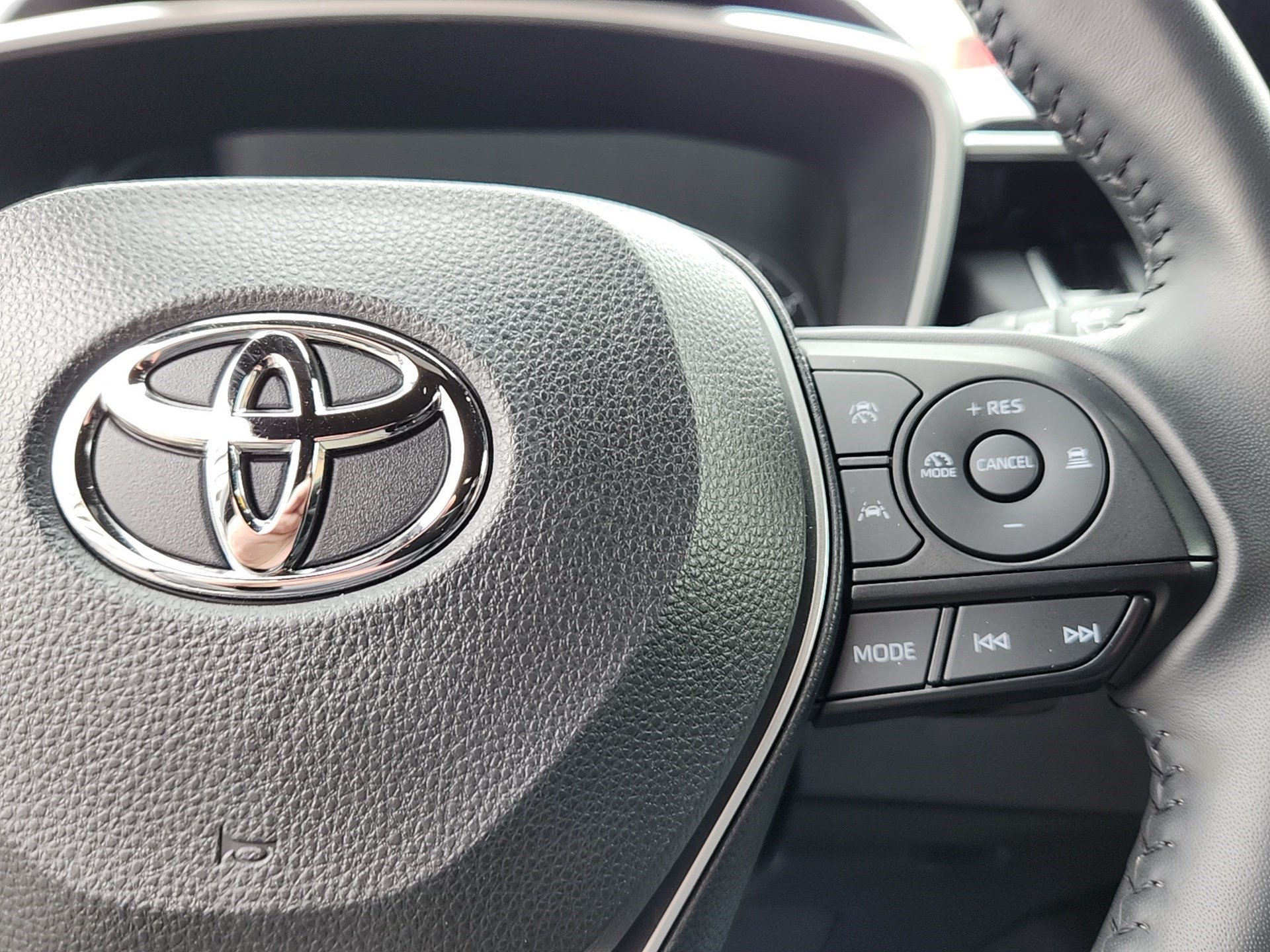 Used 2024 Toyota Corolla SE w/ SE Package FWD image 18
