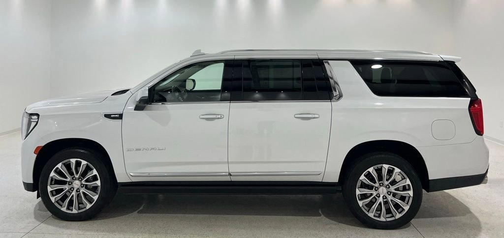 Used 2021 GMC Yukon XL Denali w/ Denali Premium Package image 2