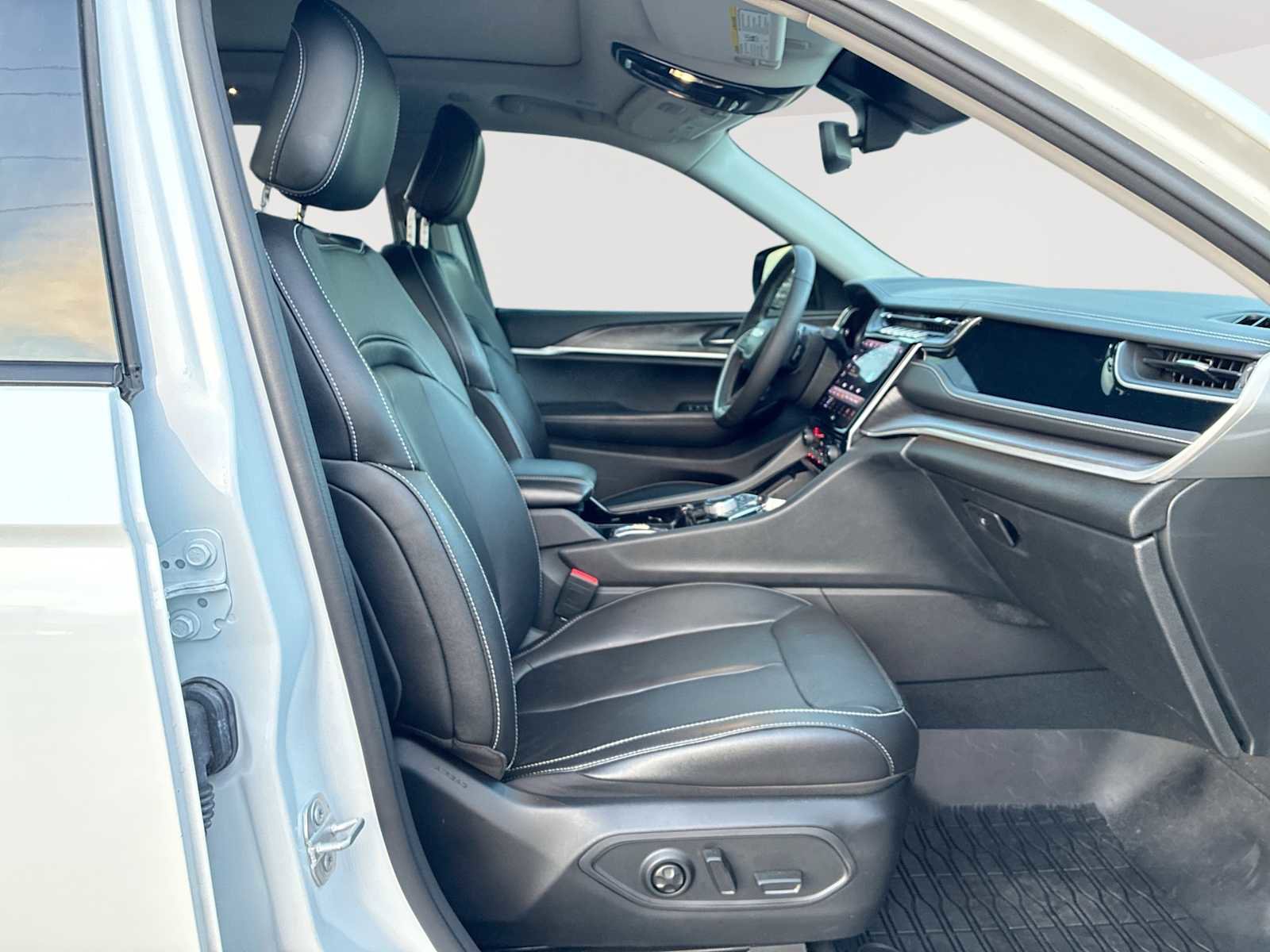 Used 2022 Jeep Grand Cherokee Limited 4xe image 29