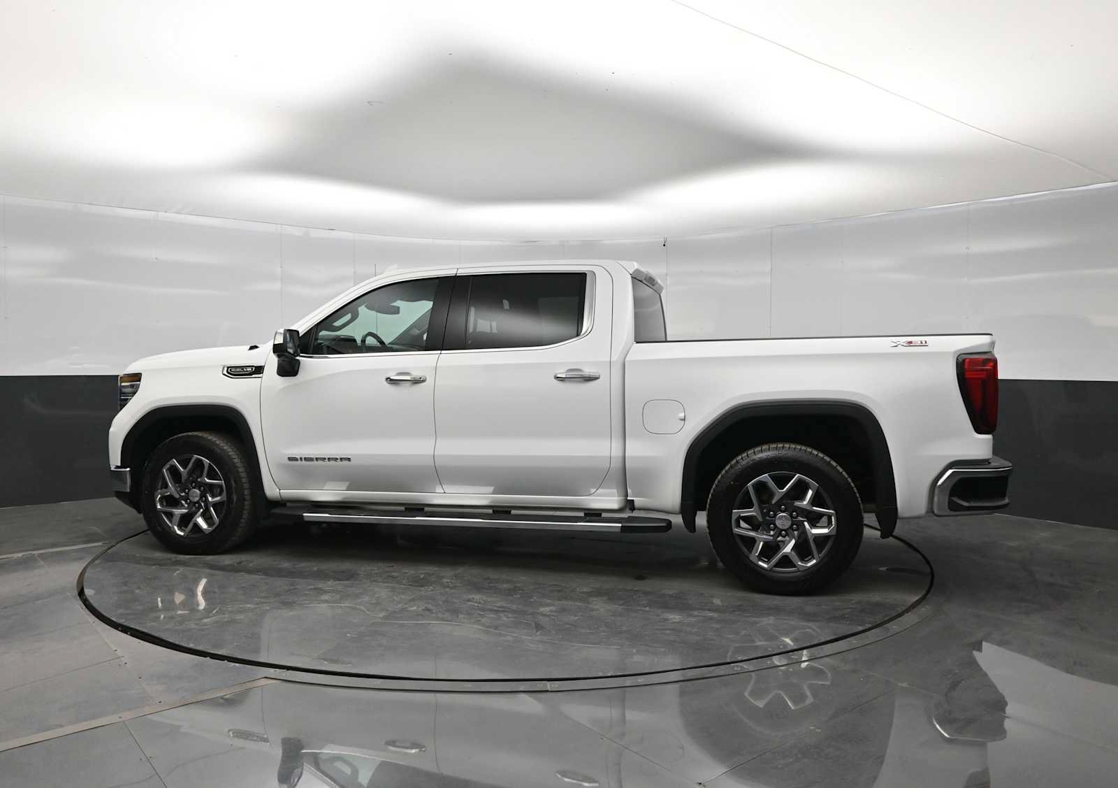 Used 2023 GMC Sierra 1500 SLT w/ SLT Premium Package AWD/4WD image 5