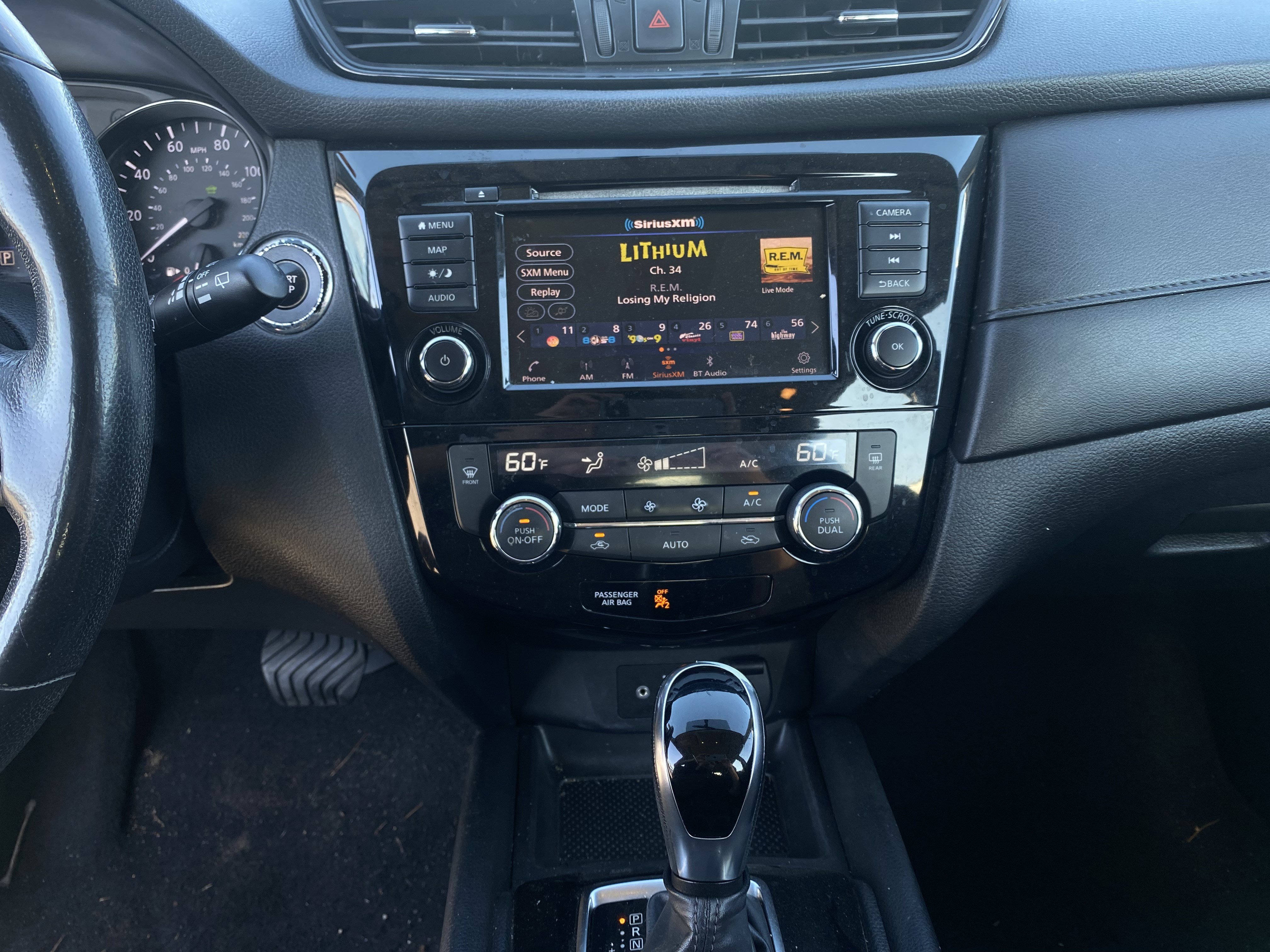 Used 2018 Nissan Rogue SV w/ Premium Package image 12