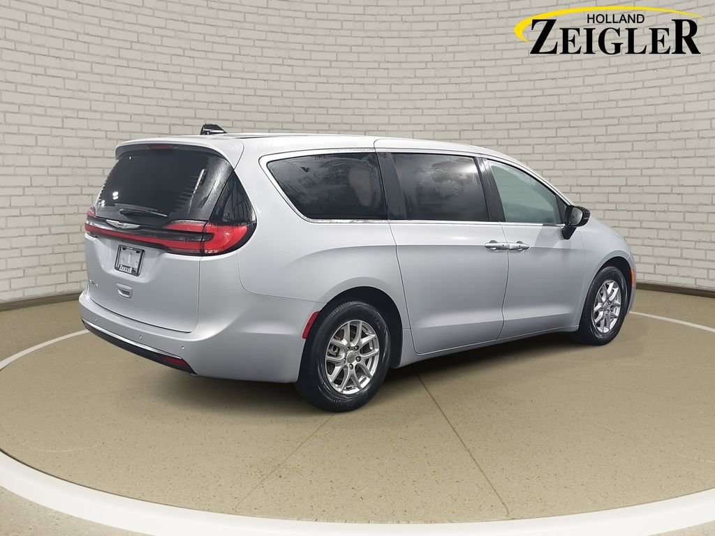 Used 2024 Chrysler Pacifica Touring-L image 5