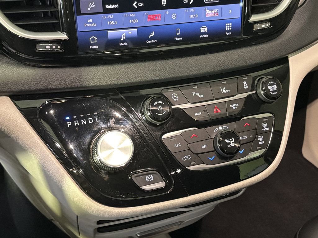 Used 2024 Chrysler Pacifica Touring-L image 26