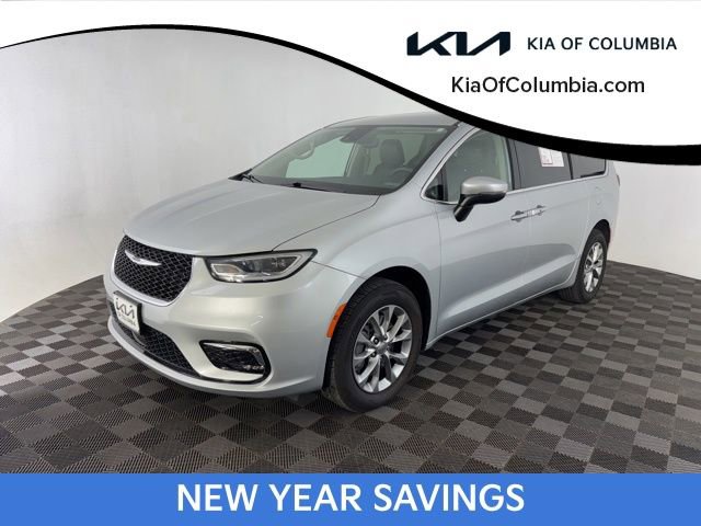 Used 2023 Chrysler Pacifica Touring-L image 3