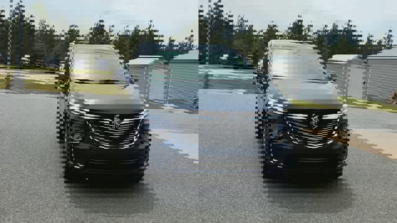 Used 2024 Buick Enclave Essence image 3